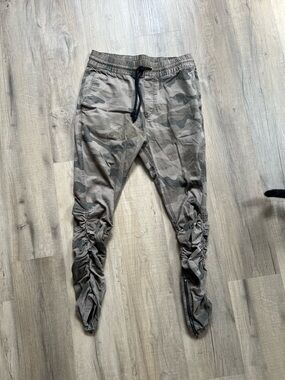Divided Men's Camouflage Cargo Joggers in Olive Brown